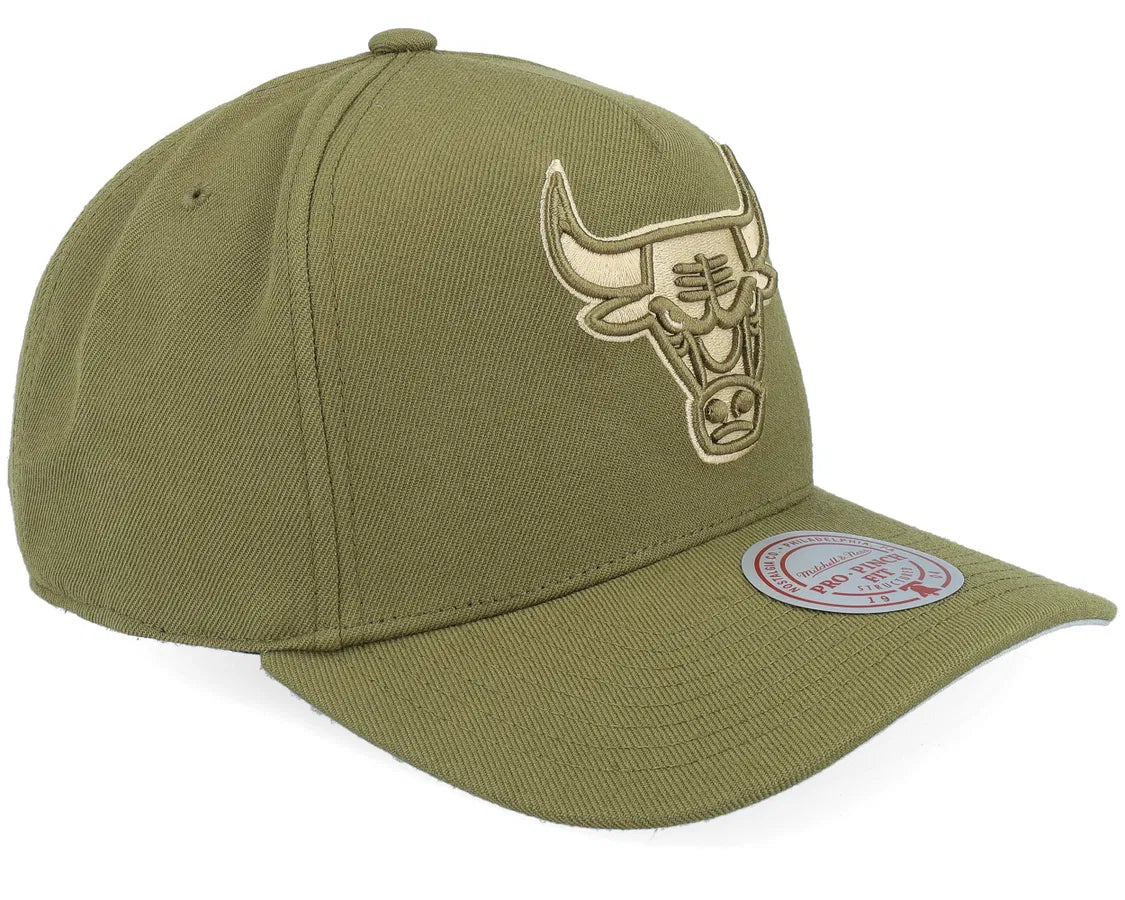 MITCHELL AND NESS BULLS HATS by Mitchell and Ness
