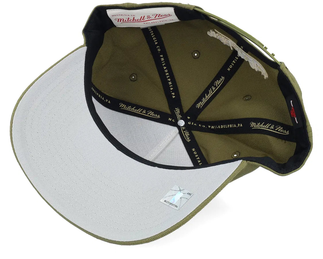 MITCHELL AND NESS BULLS HATS by Mitchell and Ness